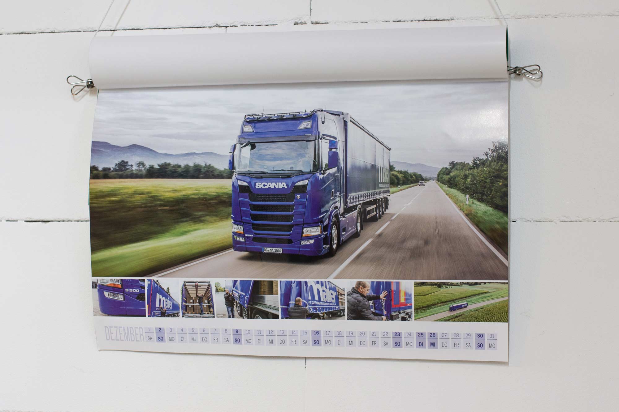 Aufgehängt und drauf gestanden: Die Spedition Maier im Scania-Kalender